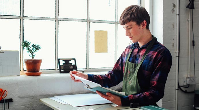 un jeune imprimeurs lits son contrat de santé dans une imprimerie