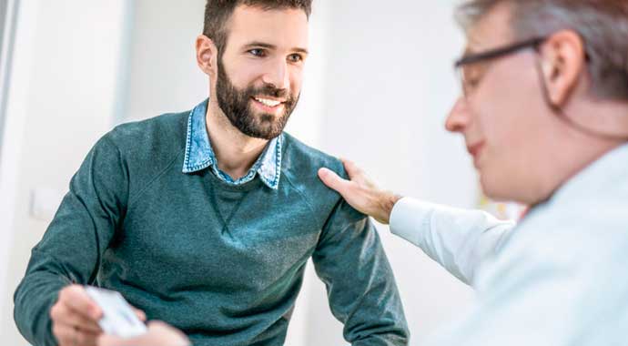 Homme en consultation médicale