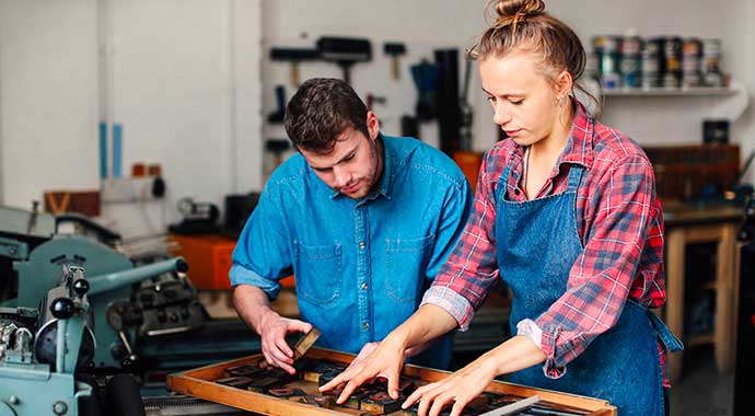 un homme et une femme préparant les typographies avant impression