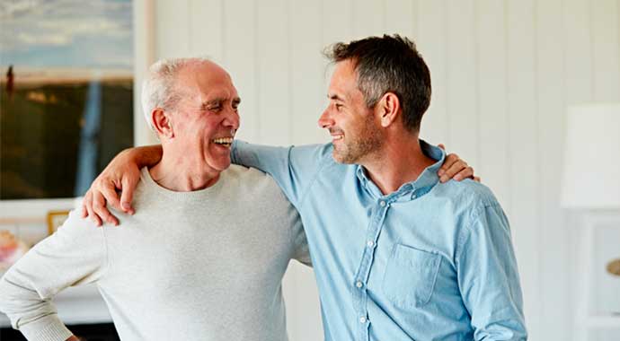 un homme et son père heureux bras dessus bras dessous