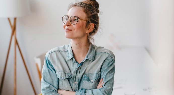 Une jeune apprenti souriante