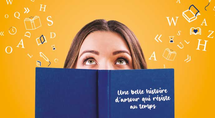 Une femme qui se cache derrière un livre bleu regardant en l'air avec des symbole qui s'envole