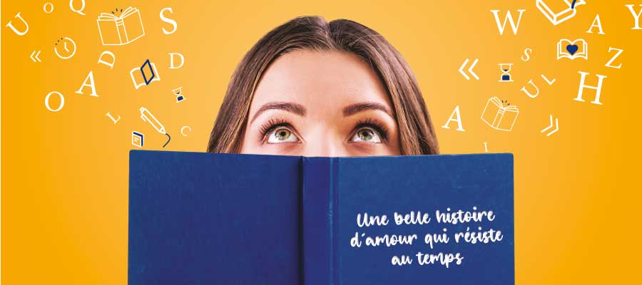 Une femme les yeux en l'air avec un livre ouvert devant elle