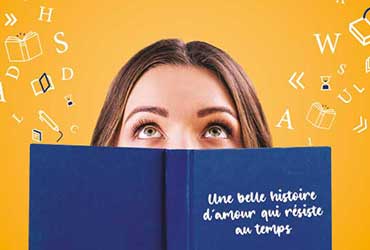 Une femme les yeux en l'air avec un livre ouvert devant elle