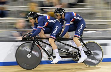 2 coureurs cycliste en tandem en pleine course