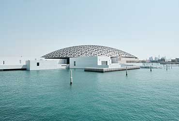 Vue sur le musée du Louvre à Abu Dhabi