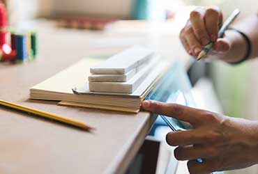 Mesure avec un crayon et équerre pour une découpe de couverture de livre.